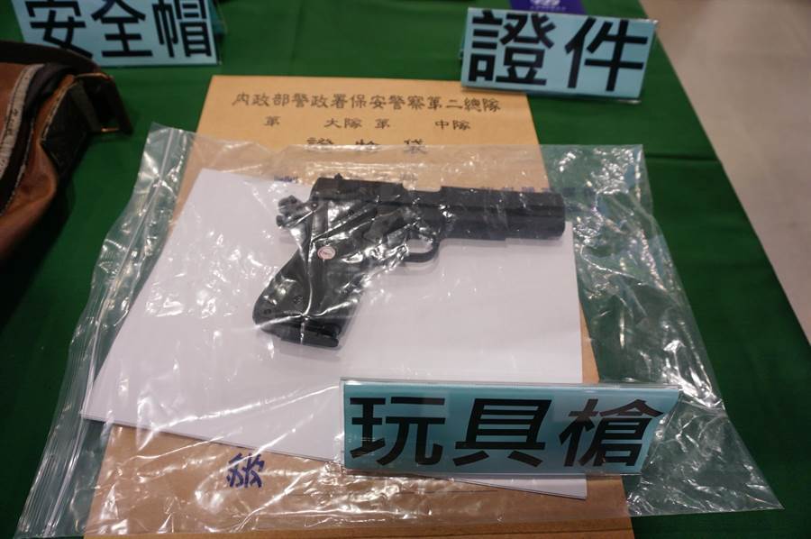 警方從朱嫌身上搜出犯案用的玩具手槍。（王文吉攝）