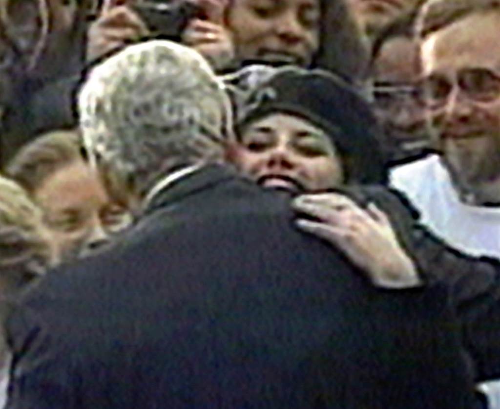 白宮前實習生呂茵斯基1996年11月6日在白宮草坪上熱情擁抱柯林頓的畫面。（美聯社）