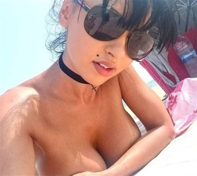 网红伊凡诺娃为庆祝粉丝数突破600万人，到海滩狂甩30GG咪咪谢支持。(图／翻摄自IG@Iryna Ivanova)