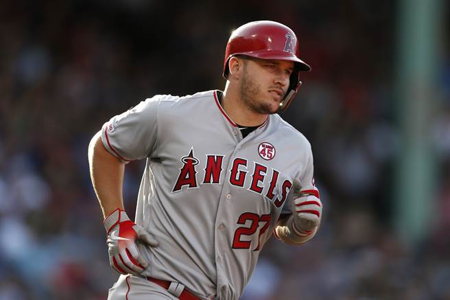 依照大联盟的提议，今年最高薪的天使队外野手卓奥特，薪资会被砍到只剩20几趴。（美联社资料照）