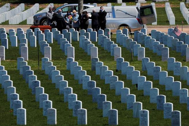 根据美国霍普金斯大学全球追踪疫情地图网站显示，美国因新冠疫情而死亡的人数突破10万大关，于27日下午累计169万人确诊，10万人不治。（路透社）