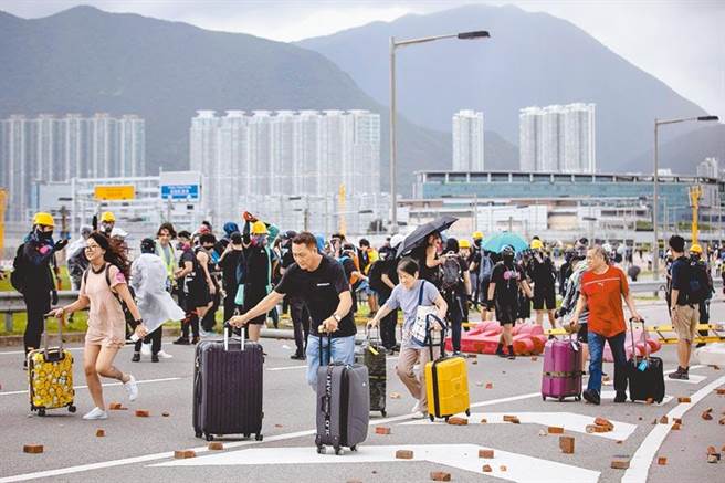 依據香港中大亞太研究所2019年10月進行的民調，加拿大是港人移民首選，其次是澳洲，第3才是台灣。圖為去年9月，離港者須突破抗議者設下的路障才能離港。（路透）