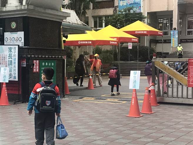 永庆房屋防疫帐篷助校园测量体温抗疫