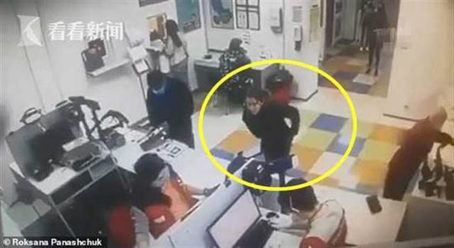 女子没戴口罩进邮局被檔下，不让她领包裹，但是下一秒动作让人傻眼。（图取自《看看新闻》）