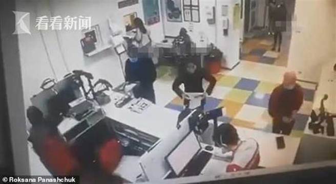 女子没戴口罩不让进邮局，却立马脱下？女子当场脱下牛仔裤，将内裤也脱了下来。（图取自《看看新闻》）