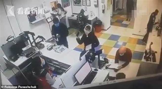 没戴口罩不让进邮局？女子当场脱下内裤套在头上，立马变身蒙面，顺利领到包裹。（图取自《看看新闻》）