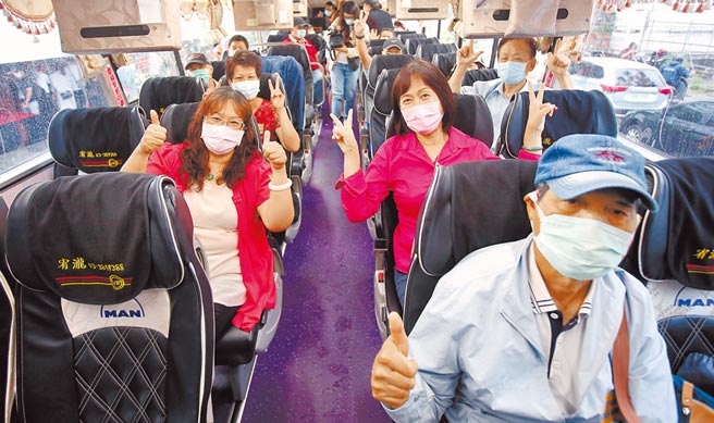 交通部、衛福部及旅遊業者27日舉行「防疫踩線 從心啟動」，從台北出發的踩線團員，各個難掩出遊的興奮之情。（范揚光攝）