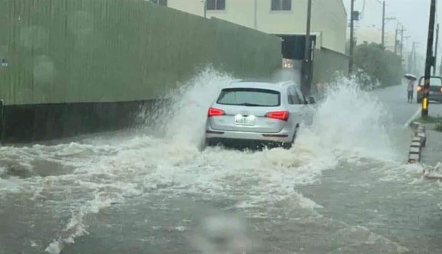 高雄鳥松區神農路近瓦厝街路段，因為豪大雨造成路面淹水。（高雄市議員邱俊憲提供／林雅惠高雄傳真）