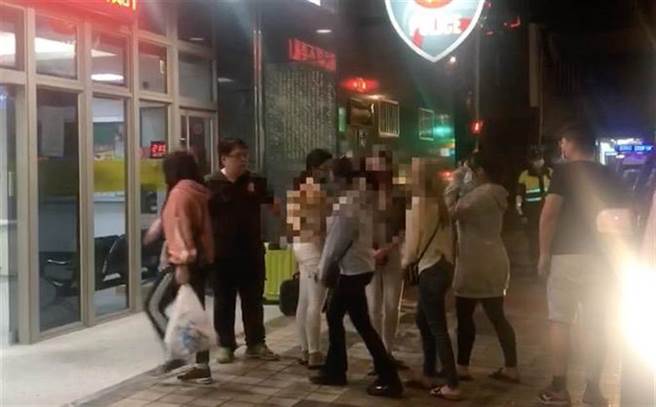 万华分局破获一楼一凤应召站内，查获14名泰国、寮国等籍女子，以及工作人员4人。(中时资料库)