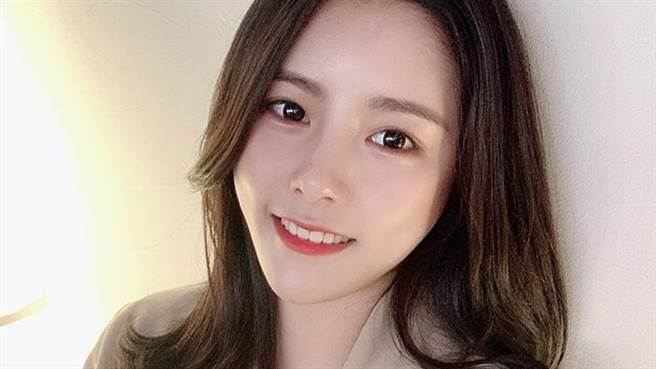 180cm正妹球员李多英(이다영)紧身上衣真理裤「神级逆天长腿」引暴动（图／IG@davely___j）