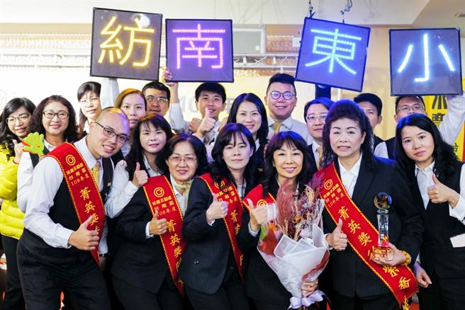 永庆不动产台南小东南纺加盟店以黑马之姿，在创业第2年以近8千多万的业绩纪录，勇夺「全国店总业绩卓越奖－第10名」。

图片提供：永庆不动产
