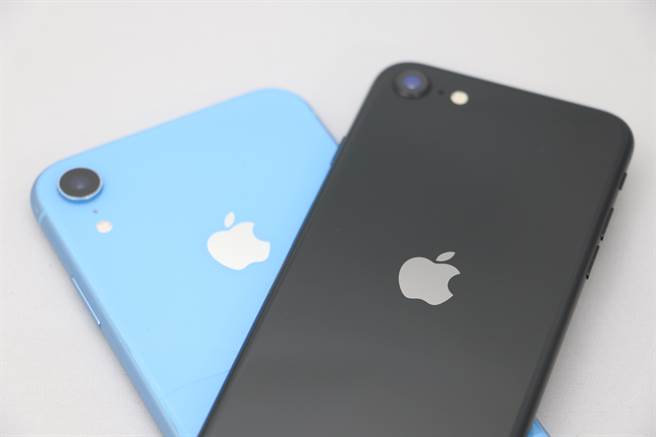 新iPhone SE(黑色)與iPhone XR(藍色)。(黃慧雯攝) 
