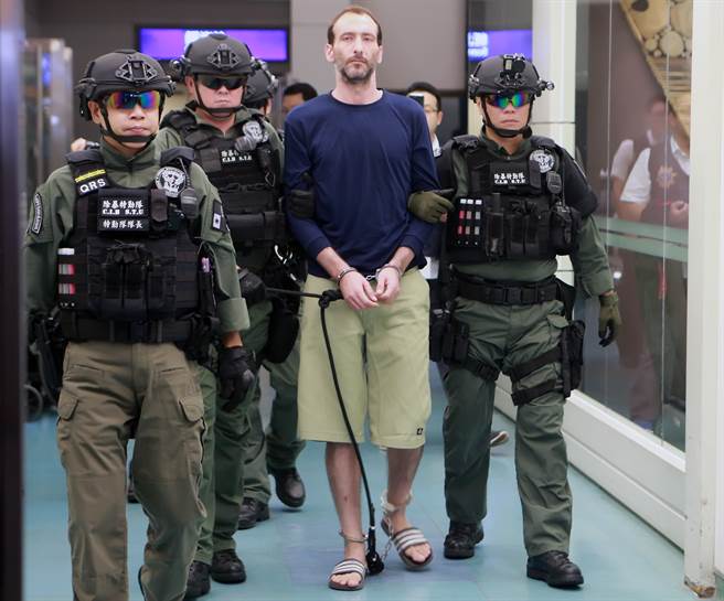 孙武生潜逃菲律宾，于菲律宾落网后，由刑事局派员自菲律宾押解返台(图/2018年9月17日桃园机场/中时资料库 陈麒全摄)