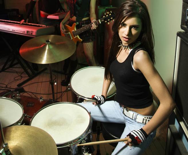 性感鼓手穿比基尼打鼓 超兇節奏感百萬人看呆(示意圖/非當事人/達志影像)