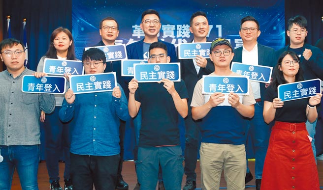 國民黨主席江啟臣（後排左三）、革實院院長羅智強（後排左二）29日出席「革命實踐171 幕僚世代一起贏！」活動。（鄭任南攝）