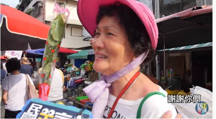 YouTuber的一群年輕人站出來挺韓，一位阿嬤看到不禁哽咽說：謝謝你們。(翻攝「民正言順」YouTube)