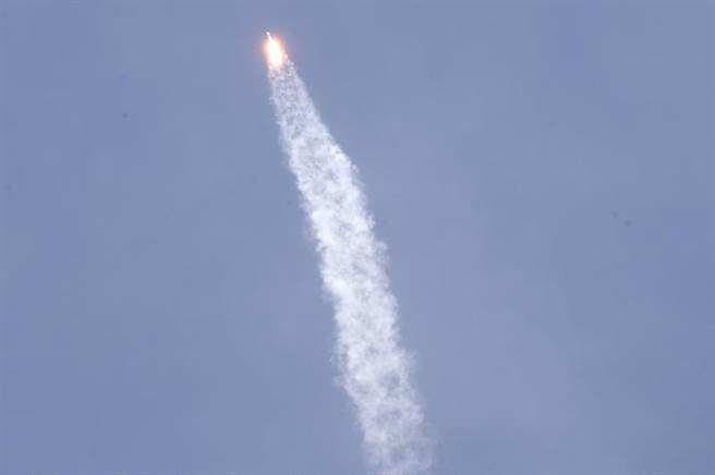 SpaceX「猎鹰9号」（Falcon 9）5月30日成功载运两名NASA太空人进入轨道，也是私人企业首度将人送上太空。（美联社）