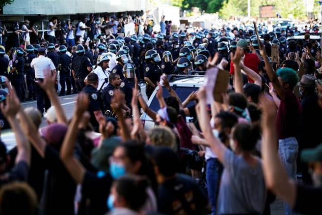 紐約市布魯克林（Brooklyn）警方5月30日試圖控制群情激憤的抗議群眾。（路透）