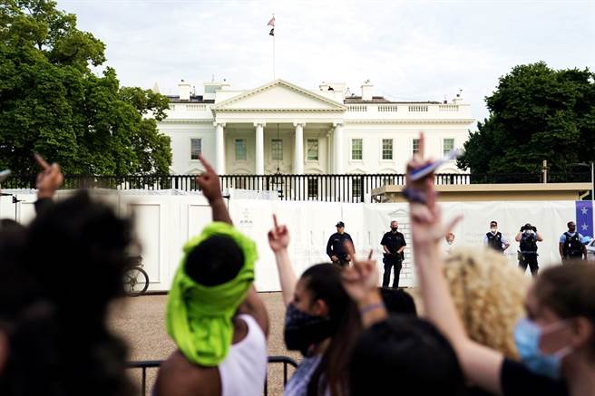 抗议警察执法不当，造成非裔男子佛洛伊德丧命，自29日起，抗议民眾聚集白宫外围示威。（图／美联社）