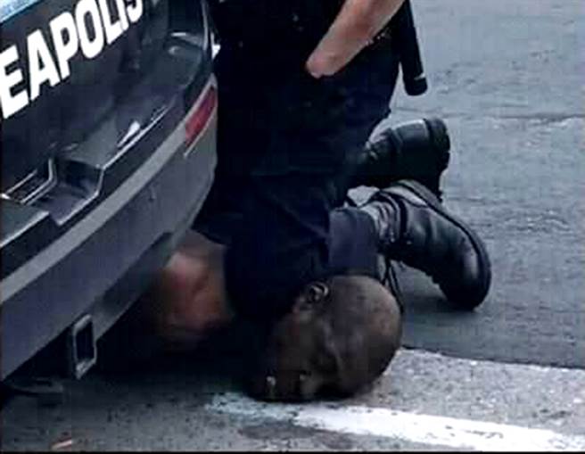 非裔男子佛洛伊德（George Floyd）遭白人警察压颈致死，引爆全美示威抗议。根据目击者说法、监视器画面、以及官方纪录，佛洛伊德之死全因一张20美元假钞而起，他生前最后30分钟经歷也在媒体拼凑下曝光。（图／TPG、达志影像）