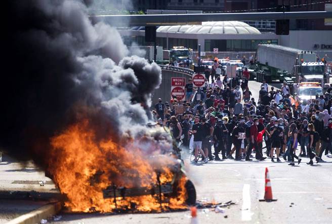 美国一名手无寸铁的非裔男子遭白人警察压颈后身亡，全美示威行动遍地开花，似在报復美国支持香港反送中运动，大陆官媒纷纷大篇幅报导，更在推特讥讽抗争行动是「美丽的风景」。（图／美联社、Pittsburgh Tribune-Review）