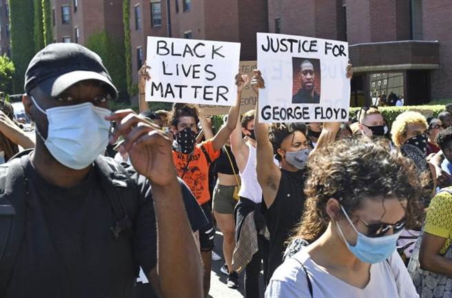 英国少数族裔在伦敦美国大使馆前示威抗议，要求为美国黑人乔治．佛洛德伸张正义。（图／美联社）