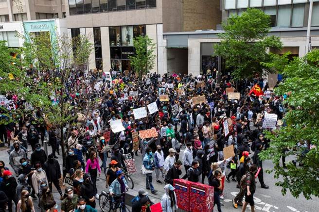 加拿大多伦多警方被指控将一黑人女子推下阳台致死，引发大规模抗议。示威者并响应美国非裔人士抗争，要求为受害者伸张正义。（图／路透）