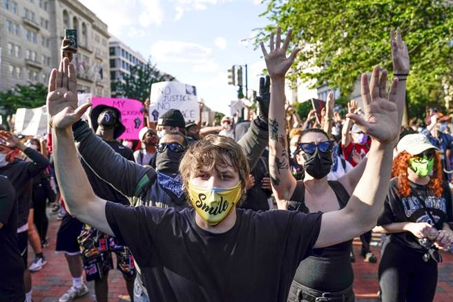 非裔男子遭白人警察压颈后丧命，全美示威衝突再扩大，包括华府在内等40座城市31日晚宣布延长宵禁，另外包括德州、维吉尼亚州、亚利桑那州等3州宣布进入紧急状态。（图／美联社）