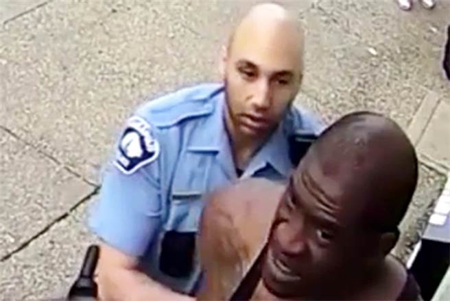 美国非裔男子遭白人警察压颈丧命，点燃全美民眾怒火，最新监视器画面曝光，男子疑似在警车内就遭到警方痛殴，另一名员警则在一旁冷眼旁观。（图／TPG、达志影像）