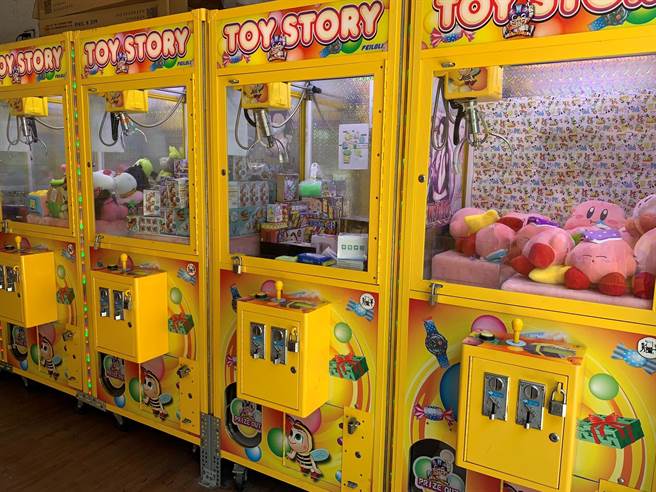 近日传出北市西门町有「捡钱哥」趴跪在地上捡民眾掉落的零钱，虽然行径诡异，律师却表示捡钱举动并无违法。（本报系资料照／何冠娴摄）