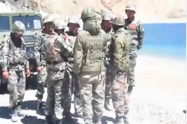 中印边境上发生两军互殴事件后，边境驻军双方正在进行交涉。（图／微博截图）