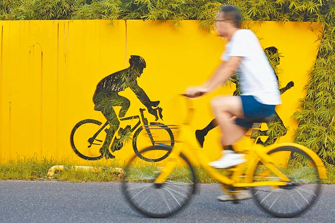 浙江嘉兴市民在中央公园内骑乘ofo共享单车。（新华社资料照片）