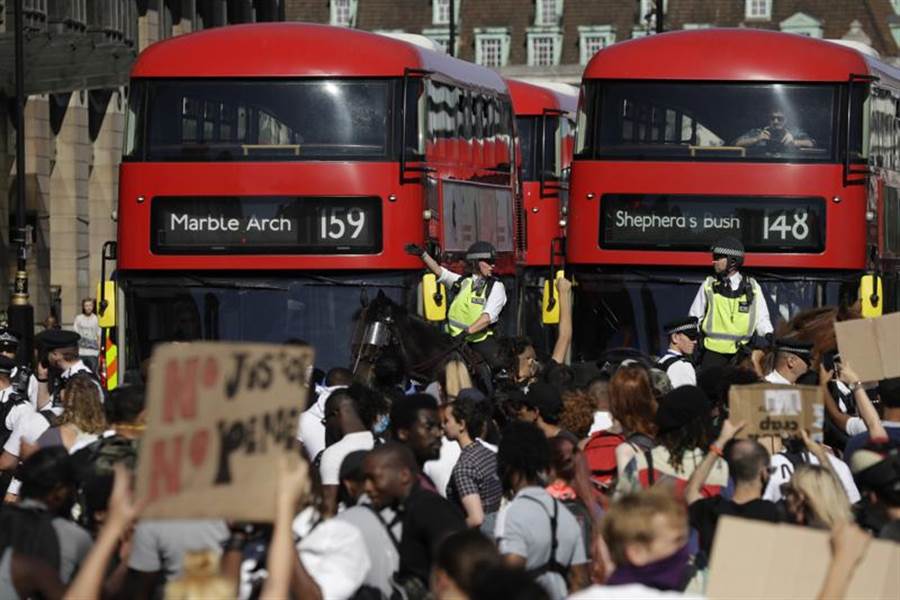 英國示威者響應美國種族抗議活動，大批示威群眾將倫敦的英國國會前道路堵得不通，倫敦警方派出騎警維持秩序。（圖／美聯社）