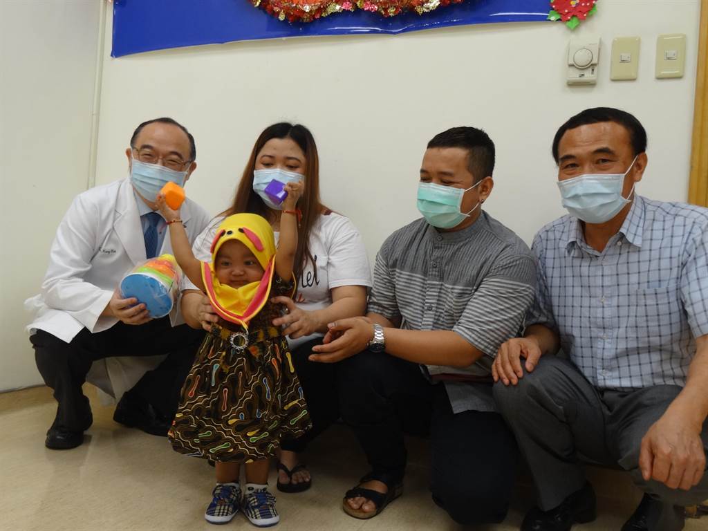 1歲4個月大的印尼籍血癌寶寶Cinta抗癌9個月終於康復出院，他能抗癌成功，除了台灣高品質的醫療，其媽媽艾妮的雇主鄭冠霖（右一）無償義助全部醫藥費也是醫療團隊與其父母最大的後盾。（馮惠宜攝）