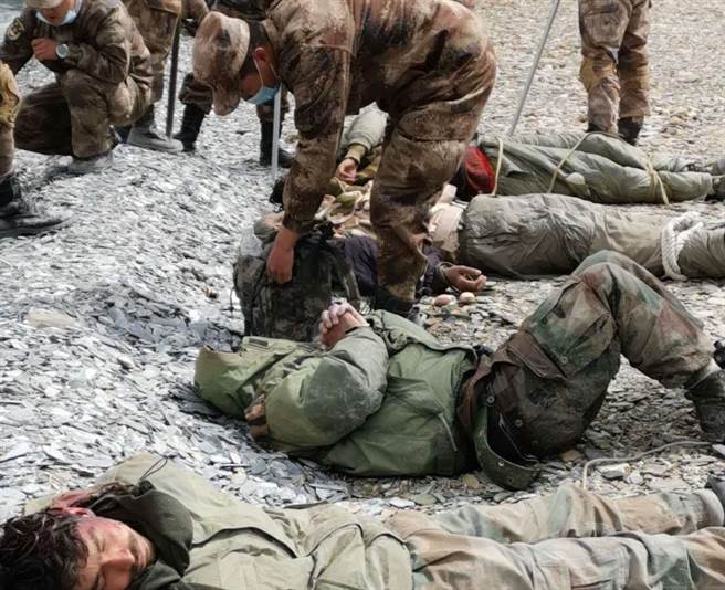 解放军在边境衝突中「俘虏」印度部队的画面。（微信）