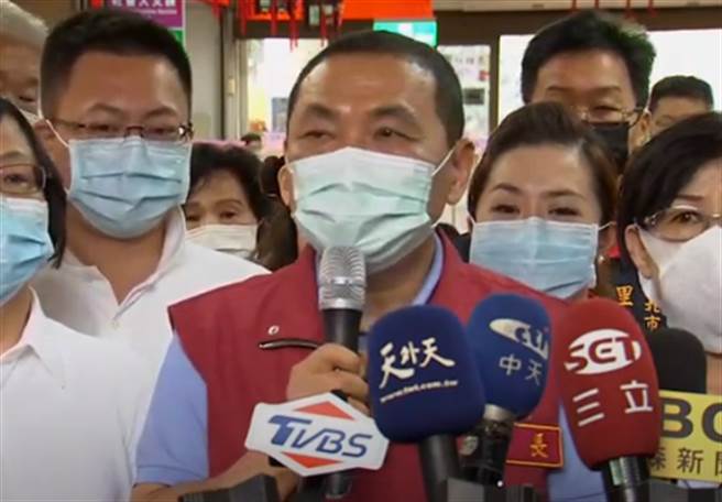 侯友宜今慰勉「擴大急難紓困」第一線公所同仁。(取自中時電子報臉書)