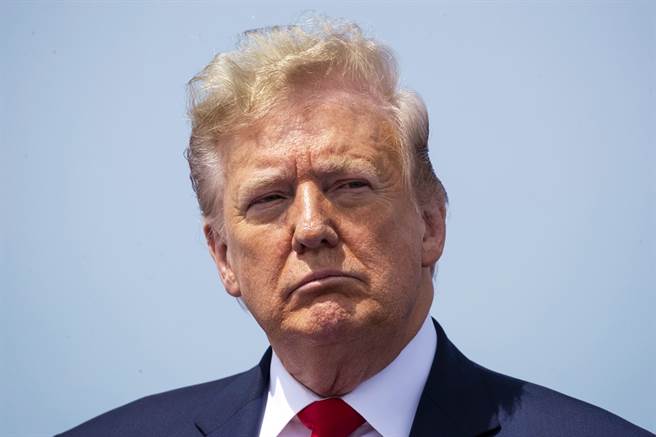 大批民眾5月29日起聚集白宮外圍聲援遭白人警察壓頸喪命的非裔男子，美國媒體披露川普曾短暫躲進白宮地下碉堡避難，消息人士透露川普對此大為光火。（資料照／美聯社）