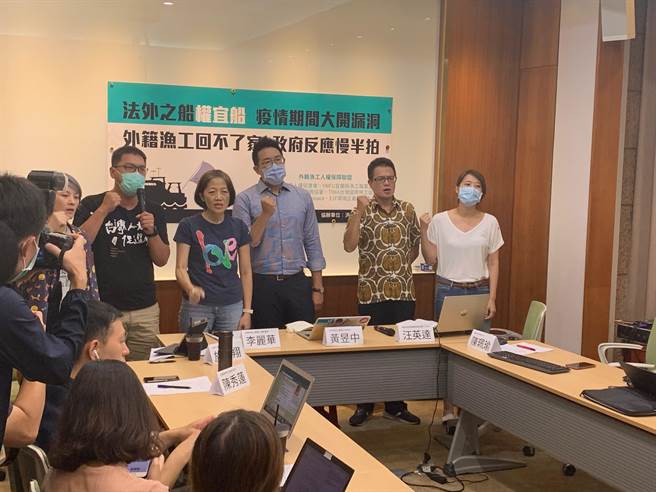 民團今召開記者會，呼籲政府廢除權宜船制度。（林縉明攝）