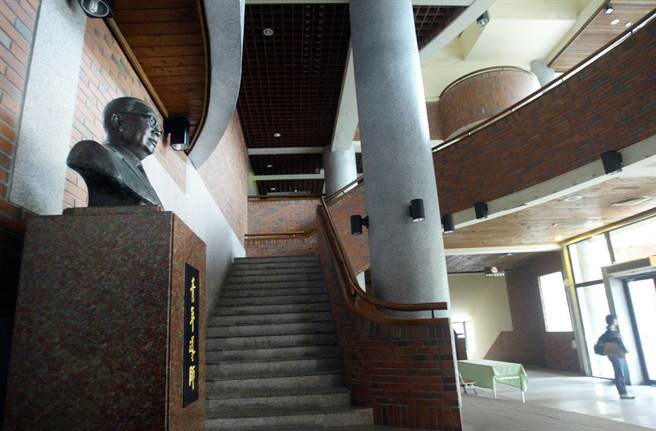 图为曾任救国团主任的故总统蒋经国铜像，竖立在剑潭青年活动中心经国纪念堂内入口处。（本报资料照片/柯承惠摄）