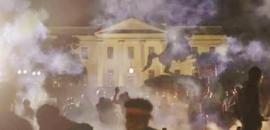 白宫熄灯，大批民眾聚集在白宫前抗议，遭到警方驱散。美国总统川普也一度基于安全问题被幕僚要求到地下碉堡避难。（取自推特）
