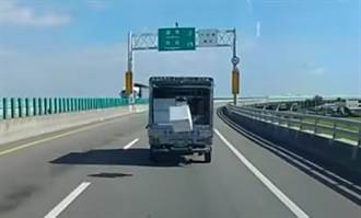 太神了！小货车上保丽龙两度掉落又弹回车斗吓傻民眾