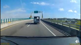 保丽龙箱有神力！掉落国道又跳回车上