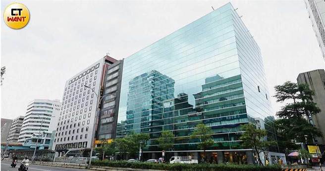 位在台北市南京東路的台玻大樓，於1972年落成，在當年是少數的辦公大樓。（圖／王永泰攝）