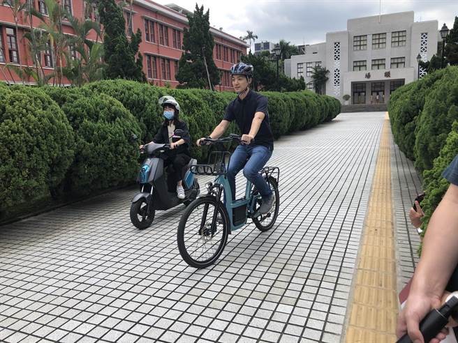 國民黨立委蔣萬安現場和朱同學示範騎乘電動自行車（左）與電動輔助自行車（右）。（趙婉淳攝）