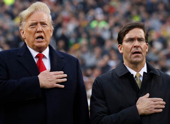 美国军事顾问米勒认为，防长艾斯培陪同川普前往华府圣公会圣约翰教堂（St. John's Episcopal Church）拍照，是支持暴力镇压示威抗议，已提出辞呈，图为川普（左）与艾斯培的资料照。（美联社）