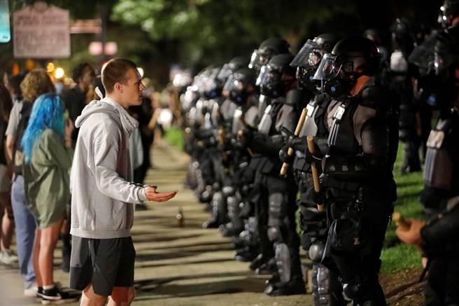 北卡罗来纳州警民5月31日为非裔男子佛洛伊德（George Floyd）压颈致死案对峙的资料照。（路透）