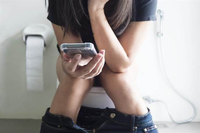 男大生超商硬要少女「吞蕉」，爆發後提分手GG了。（示意圖/達志影像/shutterstock提供）