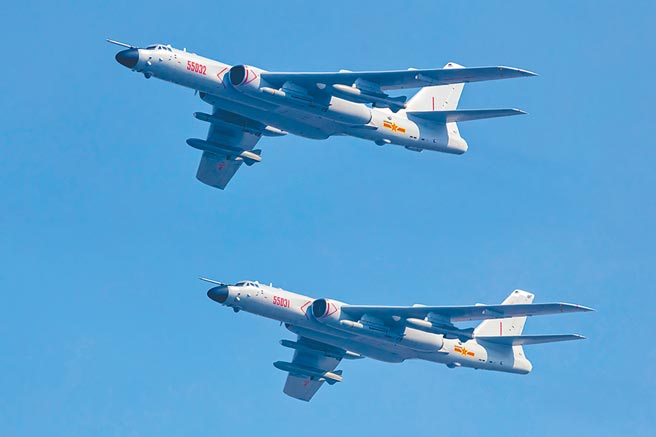 2019年10月1日，解放軍轟-6N現身大陸「十一」閱兵。（人民視覺）