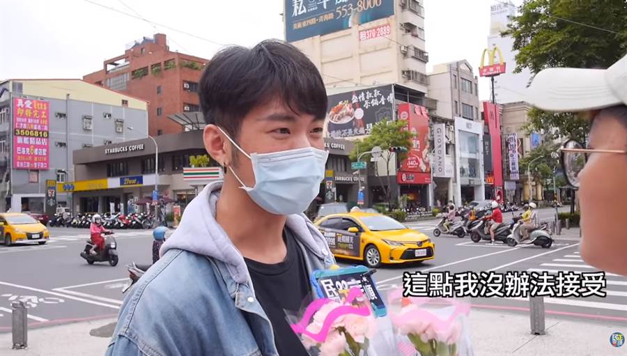 YouTuber挺韓，街訪多位高雄年輕人，多數表示願意給他時間。(圖/翻攝「民正言順」YouTube)