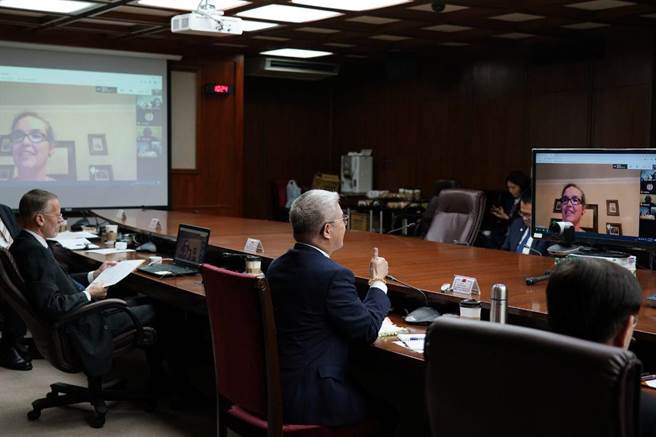 外交部政次徐斯儉與美國國務院亞太局副助卿孫曉雅進行視訊會議，我在太平洋友邦臺灣醫療計畫4家主責醫院出席參與討論。（外交部提供）
